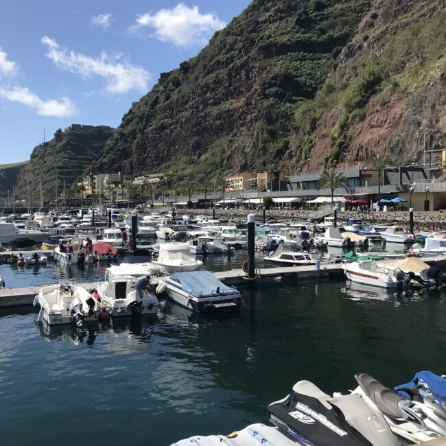 Madeira, Calheta, Hafen, Boote, Steilküste, Städtchen, Der Reisekoffer, reisen
