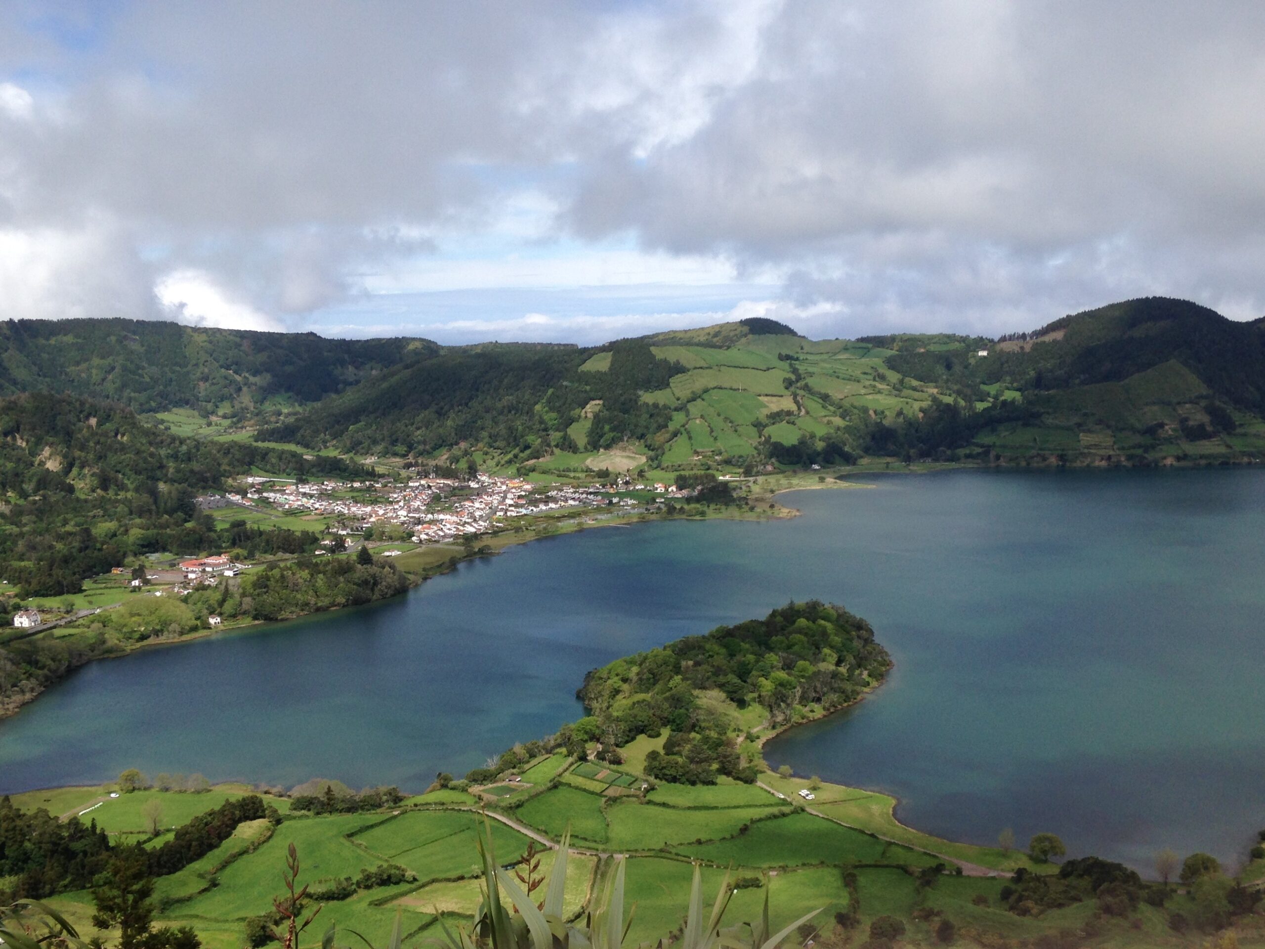Azoren, São Miguel, See, Dorf, Bäume, Felder, Aussicht, Der Reisekoffer, reisen